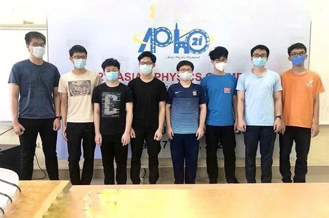 Ảnh chụp các học sinh đoạt giải Olympic bất ngờ viral cõi mạng- Ảnh 1. Tuyển Việt Nam giành được thành tích cao tại kỳ Olympic Vật lý châu Á - Thái Bình Dương năm 2021.