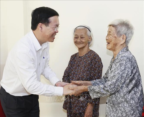Chủ tịch nước Võ Văn Thưởng thăm, chúc Tết bà con, cán bộ chiến sĩ tỉnh Đồng Tháp- Ảnh 1. Chủ tịch nước Võ Văn Thưởng tặng quà cho các hộ nghèo và gia đình chính sách - Ảnh: TTXVN