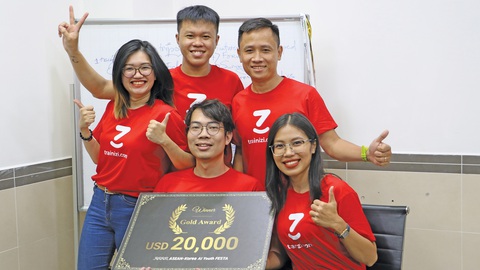 Trainizi bài học 1 phút cho người lao động- Ảnh 1. Phan Nguyễn Nguyệt Trúc Đào (ngoài cùng bên phải) và Nguyễn Đức Hiếu (ngồi) cùng những thành viên của Trainizi