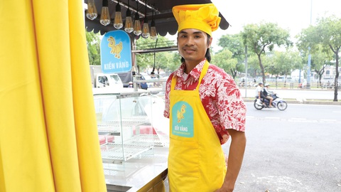 Trainizi bài học 1 phút cho người lao động- Ảnh 10. Phạm Tuấn Anh Du quyết định khởi nghiệp với chuỗi bánh mì riêng và vẫn sử dụng ứng dụng để bản thân và các nhân viên học kỹ năng, đào tạo - Ảnh: B.MINH