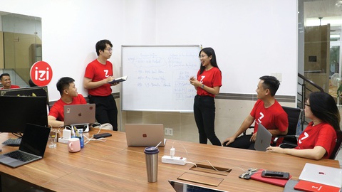 Trainizi bài học 1 phút cho người lao động- Ảnh 4. Phan Nguyễn Nguyệt Trúc Đào (đứng) trong một buổi họp cùng các thành viên của Trainizi - Ảnh: B.MINH
