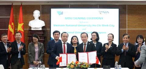 Sinh viên Đại học Quốc gia TP.HCM có thể chuyển tiếp qua Đại học Quốc gia Singapore- Ảnh 1. PGS.TS Vũ Hải Quân - giám đốc Đại học Quốc gia TP.HCM (bên trái), và GS Aaron Thean - phó hiệu trưởng NUS, tại buổi ký kết biên bản ghi nhớ hợp tác - Ảnh: LÊ HOÀI