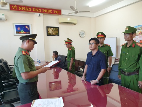 Bắt hai lãnh đạo Công ty PLC Vị Thanh lừa đảo hơn 9 tỉ đồng- Ảnh 1. Nguyễn Trí Dũng, giám đốc kinh doanh Công ty TNHH Đầu tư phát triển PLC Vị Thanh, bị bắt để điều tra về tội lừa đảo chiếm đoạt tài sản - Ảnh: HUY PHÁCH