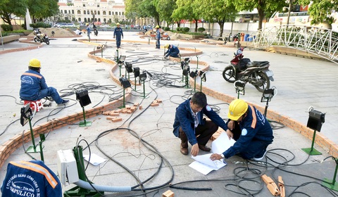Công nhân thi công khu vực Long - Lân - Quy - Phụng tại đường hoa Nguyễn Huệ 2024 - Ảnh: T.T.D. Công nhân thi công khu vực Long - Lân - Quy - Phụng tại đường hoa Nguyễn Huệ 2024 - Ảnh: T.T.D.
