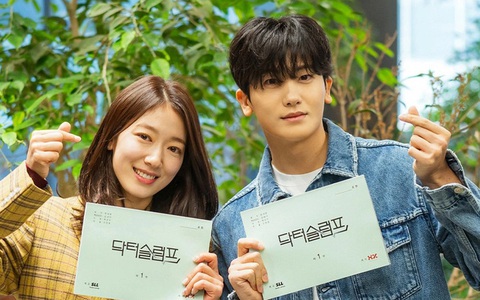 Lee Min Ho, Suzy, IU trở lại, kẻ làm bác sĩ, người đóng trai quê- Ảnh 1. Doctor Slump là phim đánh dấu màn tái hợp của Park Shin Hye và Park Hyung Sik - Ảnh: Soompi