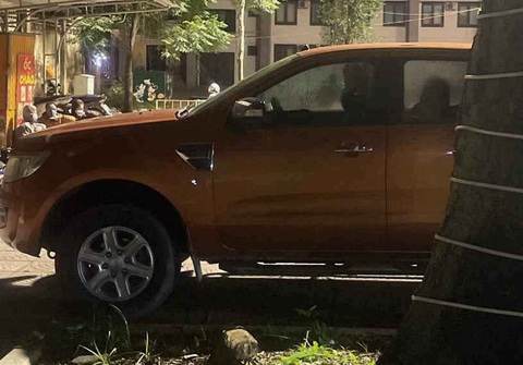 Bị con nợ xông vào nhà giết, người phụ nữ may mắn thoát chết- Ảnh 1. Chiếc xe được phát hiện phía sau Trung tâm văn hóa tỉnh Quảng Trị, bên trong nghi phạm đã tự tử sau khi giết chủ nợ - Ảnh: Q.NAM