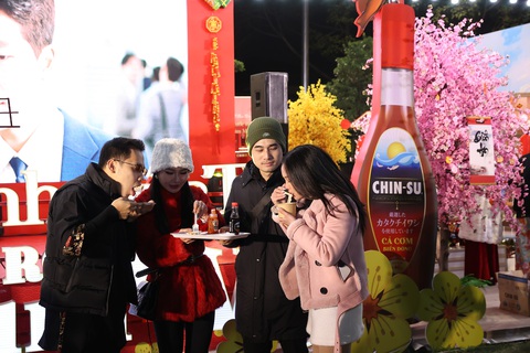 Trải nghiệm văn hóa Tết truyền thống tại ngày hội Happy Tết 2024- Ảnh 4. Các bạn trẻ trải nghiệm món ăn tại gian hàng CHIN-SU