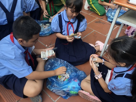 'Cô tặng bạn tiền mua giày mà con ứa nước mắt'- Ảnh 1. Học sinh Trường tiểu học Tân Trụ (P.15, Q.Tân Bình, TP.HCM) kiểm đếm từng tờ tiền tại hội thu heo đất dành tiền tiết kiệm mua quà Tết tặng học sinh có hoàn cảnh khó khăn - Ảnh: SONG KHUÊ