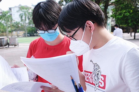 Học sinh trao đổi bài sau khi kết thúc một môn thi trong kỳ thi tuyển vào lớp 10 ở Hà Nội năm 2023 - Ảnh: NAM TRẦN Học sinh trao đổi bài sau khi kết thúc một môn thi trong kỳ thi tuyển vào lớp 10 ở Hà Nội năm 2023 - Ảnh: NAM TRẦN