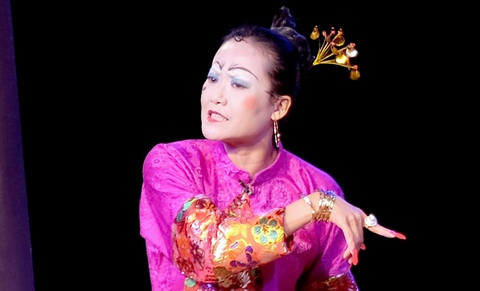 Hồng Ánh “lòe loẹt” trong tạo hình của bà mối Kim Duyên Ảnh: Linh Đoan Hồng Ánh “lòe loẹt” trong tạo hình của bà mối Kim Duyên - Ảnh: Linh Đoan
