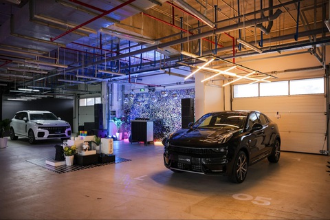 Hơn 100 người lái thử xe Lynk & Co tại F1 Mỹ Đình: ‘Hoàn thiện tốt dù còn điểm trừ’- Ảnh 5. Trong khi chờ tới lượt trải nghiệm, các khách hàng sẽ cảm nhận xe tĩnh ở phòng chờ với cách bài trí mô phỏng lại showroom của Lynk & Co - nơi hãng thể hiện phong cách trẻ trung, kết nối cộng đồng và sẽ mang bộ nhận diện này tới các hoạt động lái thử sắp tới ở TP.HCM - Ảnh: Lynk & Co