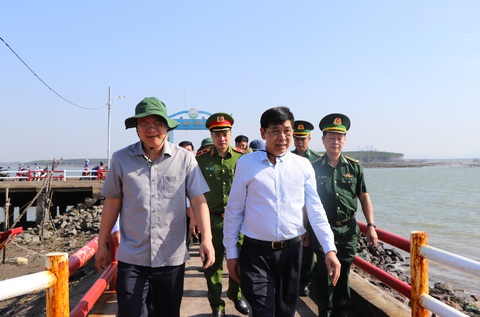 Lãnh đạo TP.HCM dự lễ bàn giao lớp học số ở xã đảo Thạnh An- Ảnh 1. Đoàn công tác thăm và làm việc tại xã đảo Thạnh An - Ảnh: CẨM NƯƠNG