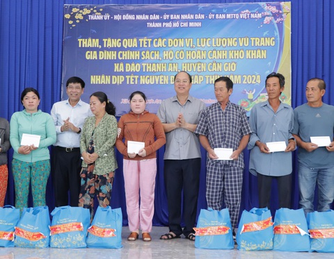 Lãnh đạo TP.HCM dự lễ bàn giao lớp học số ở xã đảo Thạnh An- Ảnh 3. Đoàn đại biểu trao 100 phần quà Tết cho các hộ dân khó khăn tại xã đảo Thạnh An - Ảnh: CẨM NƯƠNG