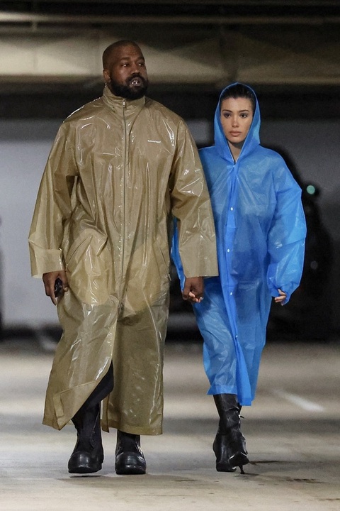 Rapper Kanye West và vợ làm trò lố: Trời không mưa vẫn mặc áo mưa- Ảnh 2. Vợ mới Kanye khiến người nhìn