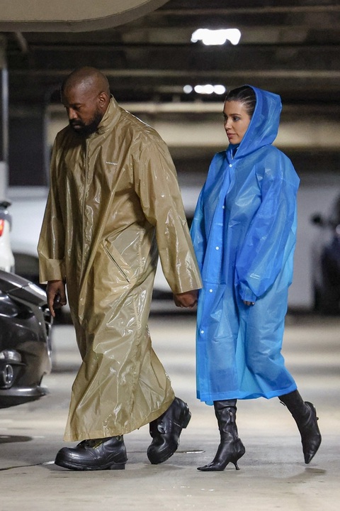 Rapper Kanye West và vợ làm trò lố: Trời không mưa vẫn mặc áo mưa- Ảnh 3. Nhiều ý kiến cho rằng Bianca vẫn đang cố tìm mọi kiểu trang phục để thỏa mãn sở thích thả rông của mình
