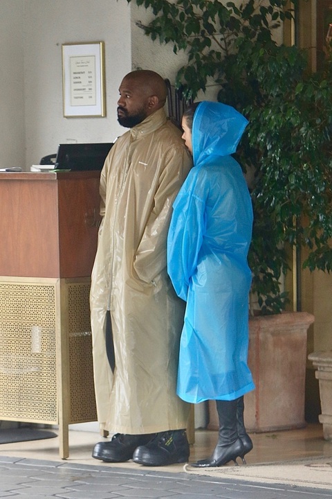Rapper Kanye West và vợ làm trò lố: Trời không mưa vẫn mặc áo mưa- Ảnh 4. Rapper Kanye West và vợ làm trò lố: Trời không mưa vẫn mặc áo mưa- Ảnh 4.