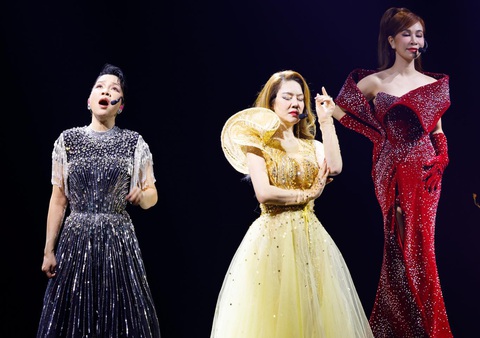 Từ trái sang: Mỹ Linh, Thu Phương, Uyên Linh trong tiết mục mashup Diễm xưa - Đại minh tinh. Ảnh: Ban tổ chức cung cấp Từ trái sang: Mỹ Linh, Thu Phương, Uyên Linh trong tiết mục mashup Từ trái sang: Mỹ Linh, Thu Phương, Uyên Linh trong tiết mục mashup 'Diễm xưa - Đại minh tinh'.