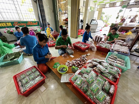 Tin tức sáng 26-1: Việt Nam thu hơn 2 tỉ USD xuất khẩu xăng dầu- Ảnh 5. Ngày nay nem Lai Vung đa dạng sản phẩm, được đóng gói bắt mắt - Ảnh: ĐẶNG TUYẾT