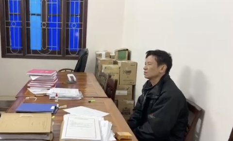 Tài xế ô tô vượt chốt kiểm tra nồng độ cồn, kéo lê xe cảnh sát tóe lửa- Ảnh 2. Nam tài xế làm việc với cảnh sát - Ảnh: Công an cung cấp