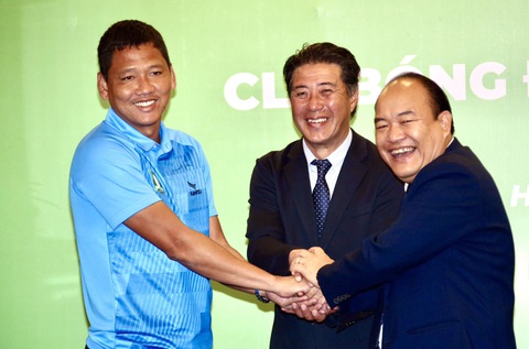 CLB Bình Phước mơ bay cao với chuyên gia Nhật Bản- Ảnh 2. Ông Yusuke Adachi (giữa), chủ tịch CLB Phạm Hương Sơn (bìa phải) và HLV Nguyễn Anh Đức ở lễ ra mắt - Ảnh: DƯ HẢI