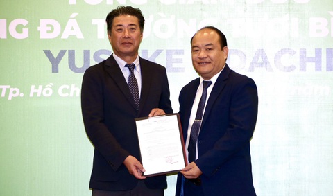 CLB Bình Phước mơ bay cao với chuyên gia Nhật Bản- Ảnh 1. Ông Yusuke Adachi (trái) và Chủ tịch CLB Phạm Hương Sơn tại lễ ra mắt - Ảnh: DƯ HẢI
