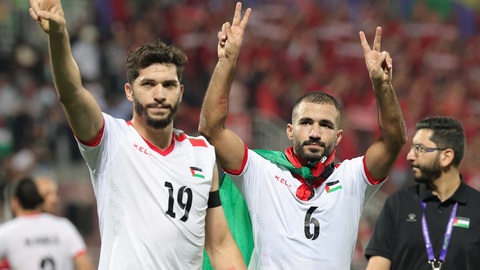 Tuyển Palestine hoàn thành lời hứa với người dân- Ảnh 2. Biểu tượng chiến thắng của các cầu thủ Palestine - Ảnh: AP
