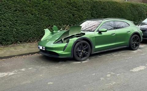 Porsche Taycan bị cắt xẻ tơi tả chỉ để lấy đèn pha- Ảnh 1. Chiếc Porsche Taycan bị khoét đèn pha theo cách khá bạo lực - Ảnh: Reddit