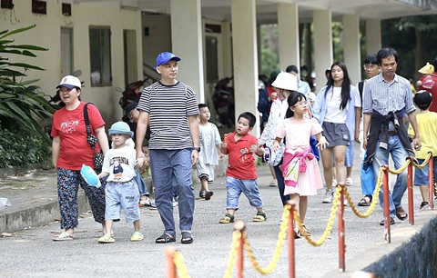 Dù đã có chủ trương khuyến khích sinh hai con để đảm bảo mức sinh thay thế nhưng nhiều gia đình chỉ sinh một con - Ảnh: PHƯƠNG QUYÊN Dù đã có chủ trương khuyến khích sinh hai con để đảm bảo mức sinh thay thế nhưng nhiều gia đình chỉ sinh một con - Ảnh: PHƯƠNG QUYÊN