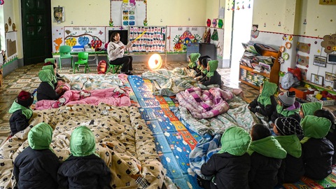 Hàng chục ngàn học sinh miền Bắc liên tục phải nghỉ học vì giá rét- Ảnh 3. Các lớp mầm non được trang bị thêm máy sưởi do các em nhỏ tuổi hơn - Ảnh: HỒNG QUANG
