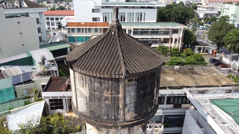 Ngắm thủy đài cổ trăm năm ở TP Quảng Ngãi trước khi khoác áo mới- Ảnh 2. Đài nước được lợp ngói âm dương rất đẹp - Ảnh: T.M.