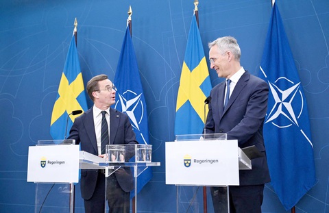 Thủ tướng Thụy Điển Ulf Kristersson (trái) và Tổng thư ký NATO Jens Stoltenberg trong cuộc họp báo ngày 24-10-2023 tại Stockholm (Thụy Điển) - Ảnh: AFP Thủ tướng Thụy Điển Ulf Kristersson (trái) và Tổng thư ký NATO Jens Stoltenberg trong cuộc họp báo ngày 24-10-2023 tại Stockholm (Thụy Điển) - Ảnh: AFP