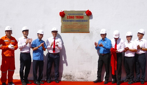 Điện lực TP.HCM gắn biển công trình thi đua máy biến áp thứ 3 trạm biến áp 220kV Bình Tân- Ảnh 1. Ông Nguyễn Minh Tùng - thành viên HĐTV Tổng công ty Điện lực TP.HCM (bên trái) và ông Phạm Chí Tâm - phó chủ tịch Liên đoàn Lao động TP.HCM (bên phải) - thực hiện nghi thức gắn biển công trình thi đua “Lắp máy biến áp thứ 3 trạm biến áp 220kV Bình Tân” - Ảnh: TIẾN QUỐC