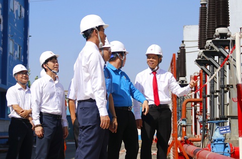 Điện lực TP.HCM gắn biển công trình thi đua máy biến áp thứ 3 trạm biến áp 220kV Bình Tân- Ảnh 2. Ông Lê Văn Minh - chủ tịch công đoàn Tổng công ty Điện lực TP.HCM - cùng các cán bộ, đại biểu tham quan cơ sở vật chất tại trạm biến áp 220kV Bình Tân (TP.HCM) - Ảnh: TIẾN QUỐC