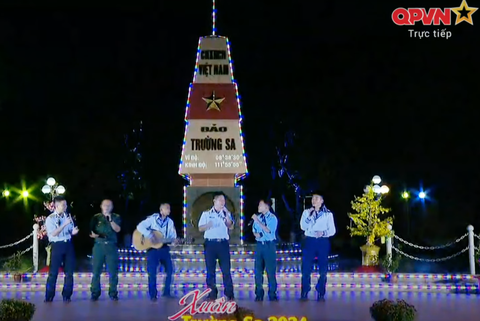 Lá thư gửi mẹ từ Trường Sa thân yêu- Ảnh 1. Cán bộ, chiến sĩ trên đảo Trường Sa gửi tặng tiếng hát từ nơi đảo xa thiêng liêng - Ảnh: HÀ THANH chụp qua màn hình