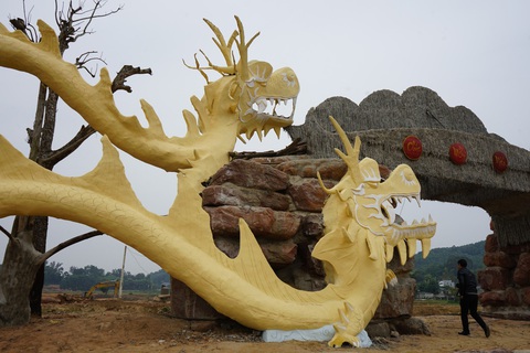 Người dân ở Thanh Hóa tranh cãi vì tượng rồng quá 'kỳ dị'- Ảnh 4. Đầu rồng đang được thi công tại khuôn viên của một doanh nghiệp ở xã Tiên Trang, huyện Quảng Xương - Ảnh: CTV