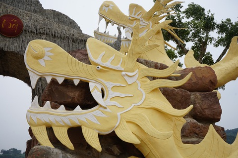 Người dân ở Thanh Hóa tranh cãi vì tượng rồng quá 'kỳ dị'- Ảnh 2. Nhiều ý kiến cho rằng đầu tượng rồng thiếu tính thẩm mỹ - Ảnh: CTV