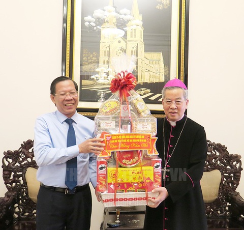 Chủ tịch Phan Văn Mãi thăm, chúc Tết tại Tòa Tổng giám mục Tổng Giáo phận TP.HCM- Ảnh 1. Chủ tịch UBND TP.HCM Phan Văn Mãi tặng quà và chúc Tết giám mục Giuse Nguyễn Năng - Ảnh: THÀNH ỦY TP.HCM