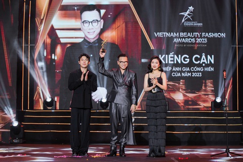 Kiếng Cận: Từ giảng viên đại học đến giải thưởng Nhiếp ảnh gia cống hiến của năm 2023- Ảnh 2. Kiếng Cận được vinh danh Nhiếp ảnh gia cống hiến của năm 2023.