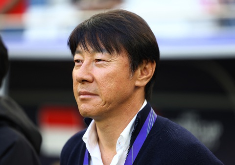 Tuyển Indonesia phấn khích vì vào vòng 16 đội Asian Cup 2023- Ảnh 2. HLV Shin Tae Yong hạnh phúc với kết quả của tuyển Indonesia - Ảnh: REUTERS