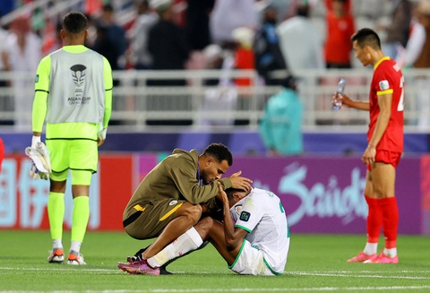 Indonesia lách qua khe cửa hẹp, vào vòng 16 đội Asian Cup 2023- Ảnh 2. Sự thất vọng của cầu thủ Oman sau khi bị loại khỏi Asian Cup 2023 - Ảnh: REUTERS