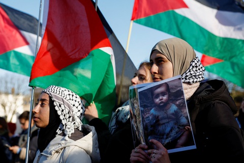 Những người ủng hộ người Palestine theo dõi phiên tòa bên ngoài trụ sở ICJ ngày 26-1 - Ảnh: REUTERS Những người ủng hộ người Palestine theo dõi phiên tòa bên ngoài trụ sở ICJ ngày 26-1 - Ảnh: REUTERS