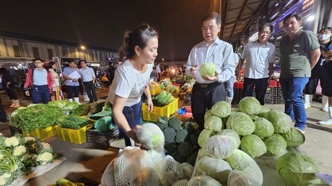 Phó chủ tịch TP.HCM: Chợ đầu mối phải đảm bảo đủ hàng hóa, không để sốt giá dịp Tết- Ảnh 1. Phó chủ tịch UBND TP.HCM Nguyễn Văn Dũng trao đổi với thương nhân tại chợ Bình Điền về giá cả và nguồn cung hàng Tết vào khuya 25-1 - Ảnh: N.TRÍ