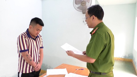 Lấy vỏ bọc doanh nhân chuyên làm từ thiện nhưng thực chất là cầm đầu nhóm cho vay nặng lãi- Ảnh 1. Đối tượng liên quan hành vi cưỡng đoạt tài sản bị bắt giữ - Ảnh: H.B.