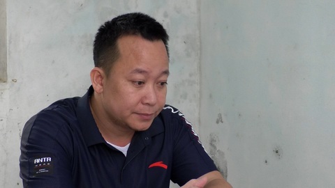 Lấy vỏ bọc doanh nhân chuyên làm từ thiện nhưng thực chất là cầm đầu nhóm cho vay nặng lãi- Ảnh 3. Quân tại cơ quan công an - Ảnh: H.B.