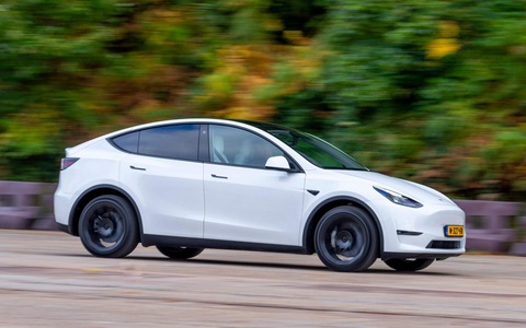 Xe bán chạy nhất toàn cầu 2023 là xe điện?- Ảnh 1. Tesla Model Y 99% là xe bán chạy nhất toàn cầu trong năm 2023 - Ảnh: The Telegraph