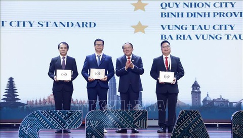 Bộ trưởng Bộ Văn hóa, Thể thao và Du lịch Việt Nam Nguyễn Văn Hùng chụp ảnh chung cùng đại diện các đơn vị Việt Nam được nhận Giải thưởng Du lịch ASEAN 2024 ngày 26-1 - Ảnh: TTXVN Bộ trưởng Bộ Văn hóa, Thể thao và Du lịch Việt Nam Nguyễn Văn Hùng chụp ảnh chung cùng đại diện các đơn vị Việt Nam được nhận Giải thưởng Du lịch ASEAN 2024 ngày 26-1 - Ảnh: TTXVN