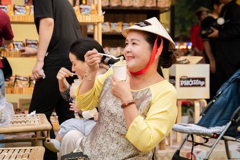 CHIN-SU Phở Story ra mắt Phở bò Pasteur mang hương vị phở miền Nam- Ảnh 4. Người dùng háo hức trải nghiệm Phở Story Phở bò Pasteur tại Lễ hội Tết Việt 2024.