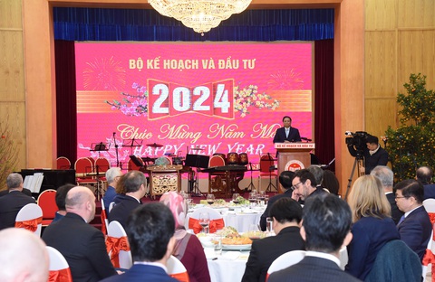 Thủ tướng nói với nhà đầu tư nước ngoài: Các bạn thành công là chúng tôi thành công- Ảnh 1. Thủ tướng chia sẻ với các nhà tài trợ về định hướng phát triển - Ảnh: T.HẢI