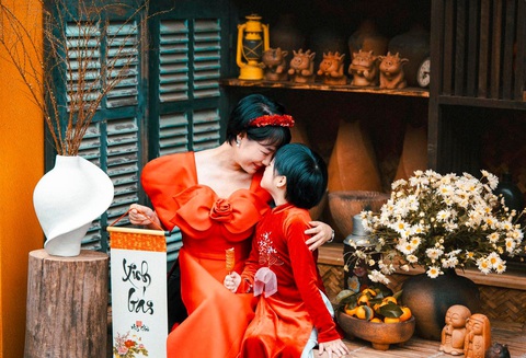 Thoả sức thả dáng sống ảo với những bộ áo dài tại Hội Tết Tân Thời. Ảnh: Đ.H Thỏa sức thả dáng sống ảo với những bộ áo dài tại Hội Tết Tân Thời. Ảnh: Đ.H.