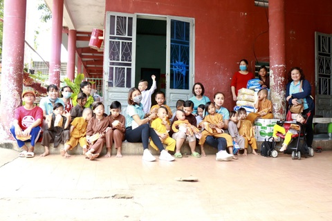 Khoảnh khắc Tết của tôi: Những chuyến du lịch đặc biệt ngày Tết- Ảnh 2. Thăm và tặng quà trẻ em nghèo dịp Tết 2023 tại xã Sró, huyện Kông Chro, Gia Lai